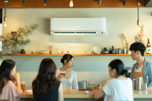 Climatiseur Hitachi Summit compact installé dans un petit appartement, solution idéale pour les espaces réduits