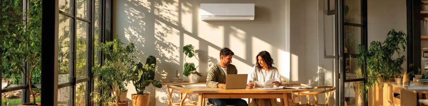 Pompe à chaleur réversible installée dans une maison moderne avec affichage des économies d'énergie réalisables